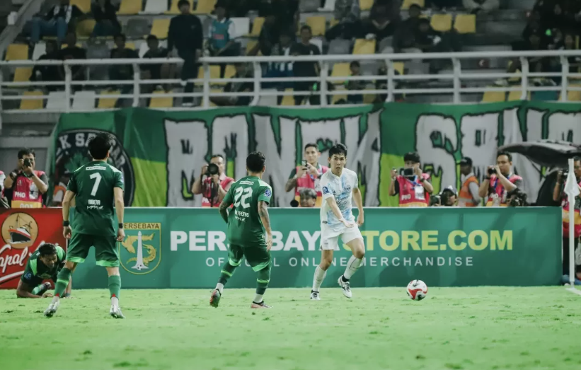 Aksi bek PSIM Jogjakarta Yusaku Yamadera saat mengawal lini pertahanan Laskar Mataram dalam laga melawan Persebaya Surabaya. (Dokumen PSIM )