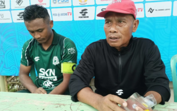 Pelatih Persak Kebumen Gatot Barnowo (kanan) didampingi kapten tim Wisnu Nugroho saat memberikan keterangan pers usai menyelesaikan pertandingan. (M Hafied/Radar Jogja)