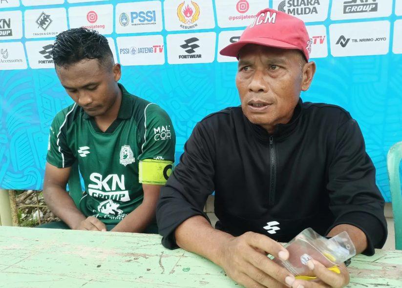 Pelatih Persak Kebumen Gatot Barnowo (kanan) didampingi kapten tim Wisnu Nugroho saat memberikan keterangan pers usai menyelesaikan pertandingan. (M Hafied/Radar Jogja)