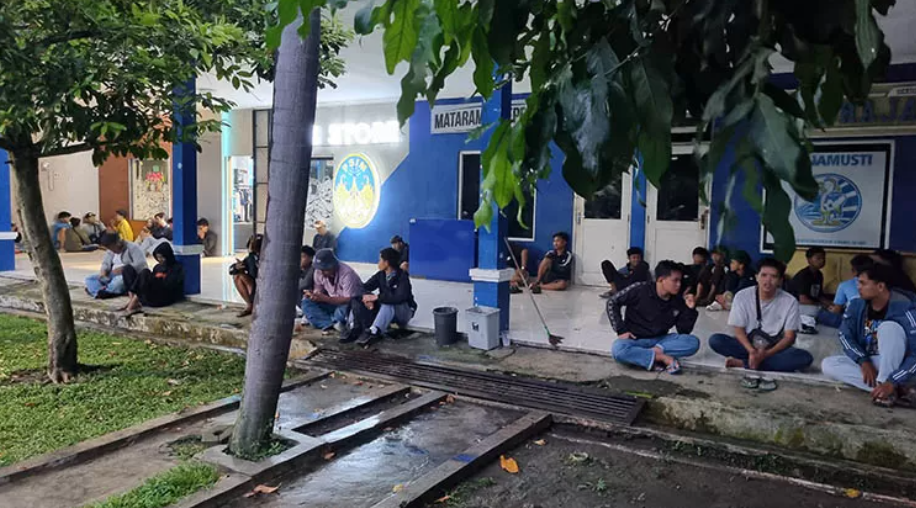 Para suporter saat mendukung PSIM Jogja