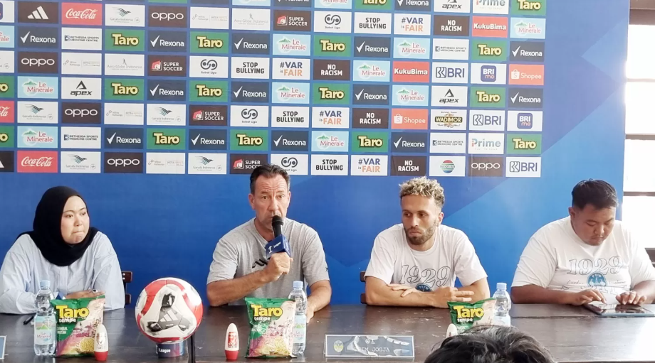 Sesi konferensi pers sebelum pertandingan antara PSIM Jogja melawan Persebaya Surabaya