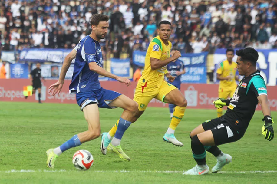PSIM Jogja melawan Persebaya Surabaya