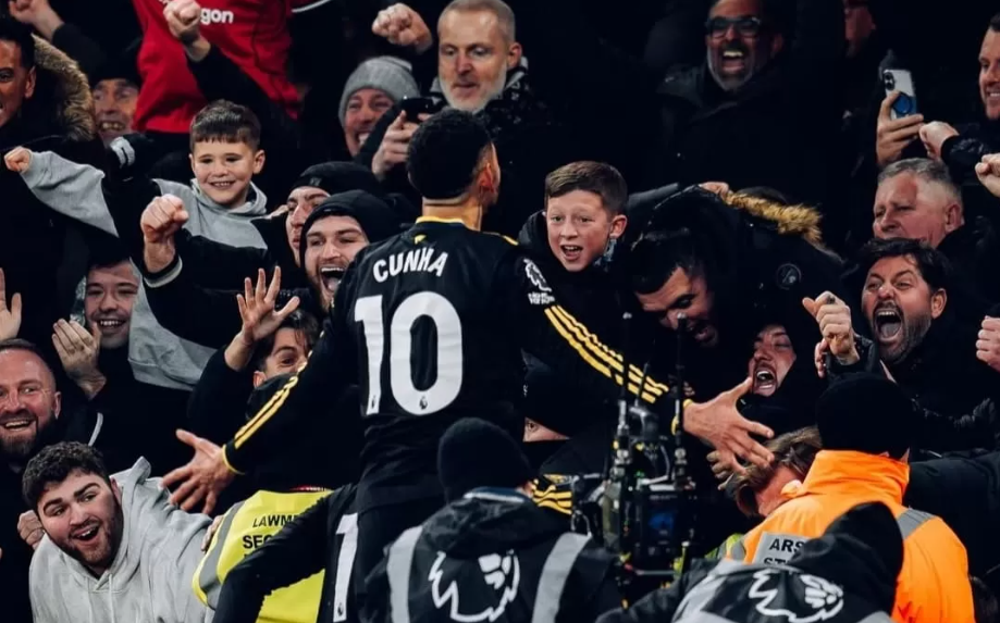 Selebrasi Matheus Cunha setelah mencetak gol kemenangan Manchester United atas Arsenal di Emirates