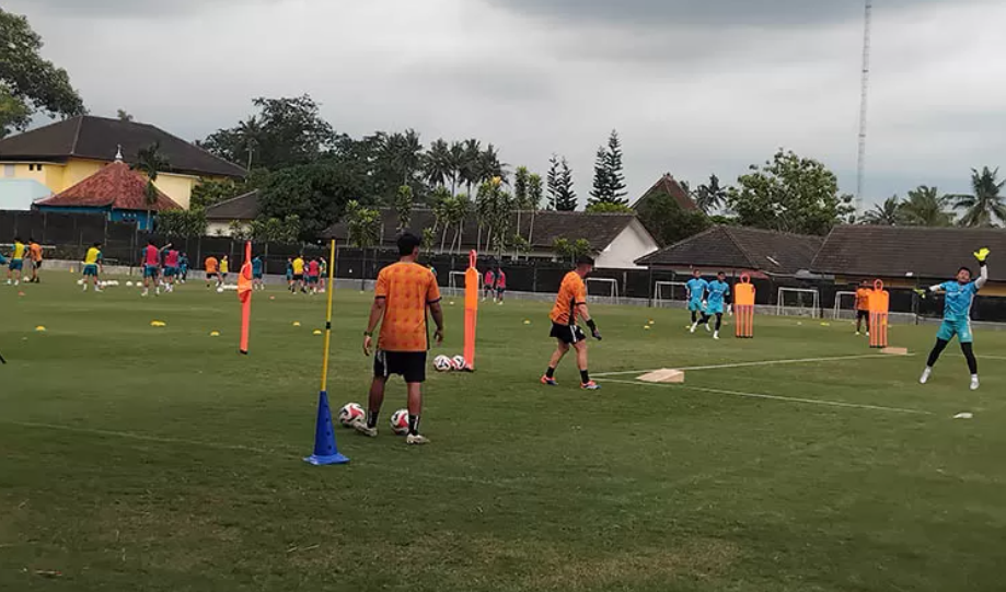Para pemain PSS Sleman saat menjalani latihan