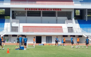 Para pemain PSIM Jogja saat menjalani latihan rutin di Stadion Mandala Krida