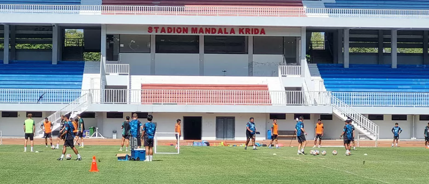 Para pemain PSIM Jogja saat menjalani latihan rutin di Stadion Mandala Krida