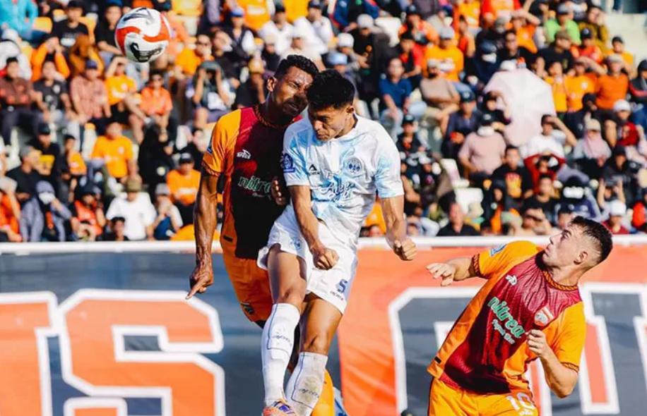 Pemain PSIM Jogja saat berebut bola dengan pemain Borneo FC di Stadion Segiri Samarinda (1/2/2026).