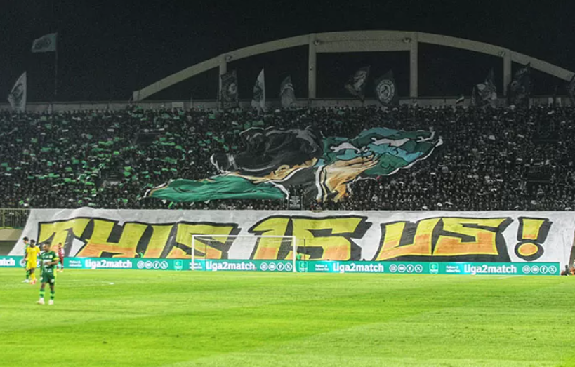 Suporter PSS Sleman saat mendukung timnya di Maguwoharjo International Stadium