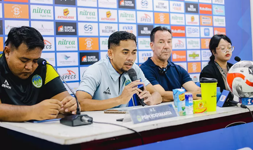 Sesi konferensi pers setelah pertandingan antara PSIM Jogja melawan Borneo FC.