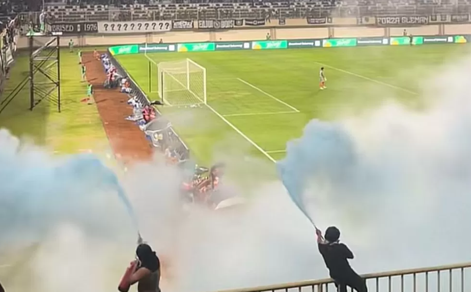 Penyalahgunaan alat pemadam api ringan (APAR) oleh oknum suporter dari tribun barat utara