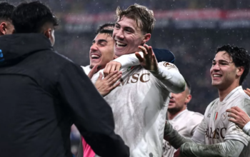 Drama Menit Akhir! Brace Hojlund Bawa Napoli Bungkam Genoa Meski Bermain dengan 10 Pemain