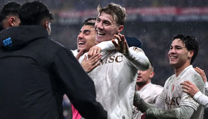 Drama Menit Akhir! Brace Hojlund Bawa Napoli Bungkam Genoa Meski Bermain dengan 10 Pemain