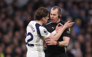 Keputusan Peter Bankes untuk membatalkan gol kedua Randal Kolo Muani dalam derbi London utara telah menuai kritik