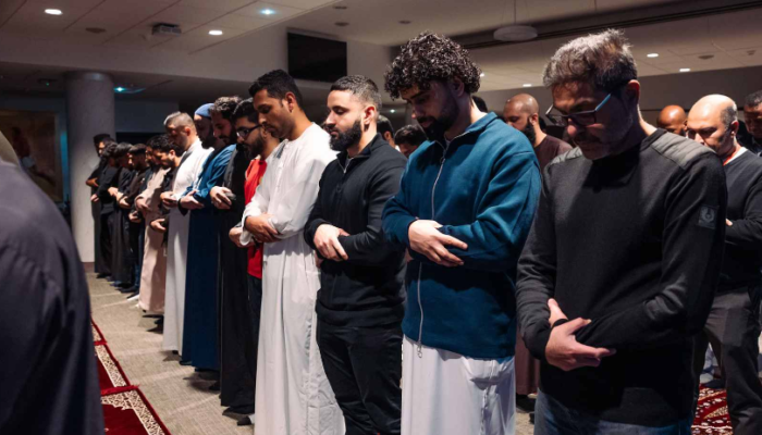 Suara Azan Berkumandang di Old Trafford, Noussair Mazraoui Ikut Buka Puasa Bareng Fans MU