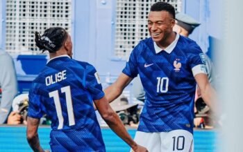 Michael Olise saat merayakan gol