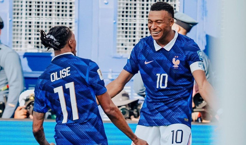 Michael Olise saat merayakan gol