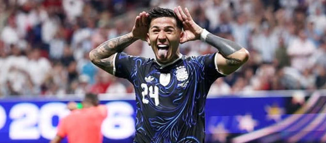 Selebrasi Enzo Fernandez dalam kemenangan Argentina atas Inggris di Piala Dunia pada Kamis (16/7)