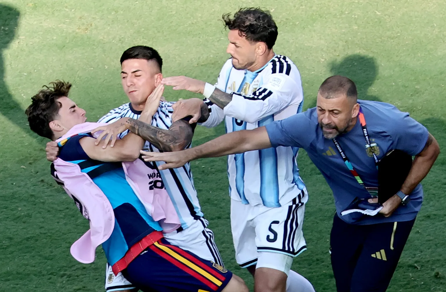 Perselisihan di akhir laga final Piala Dunia saat Spanyol kalahkan Argentina.